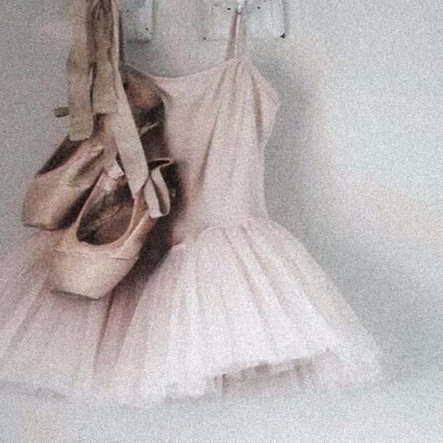 în copilărie visul meu era să devin o balerină renumită, dar cu - none of this feels real