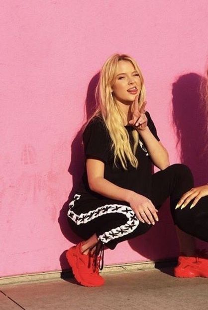 large (18) - zara larsson