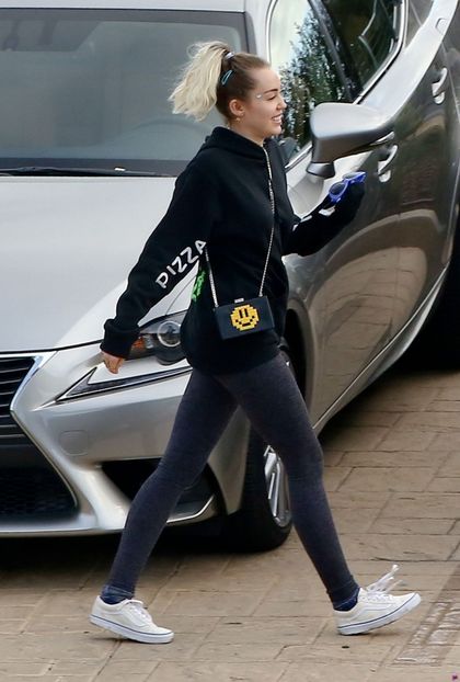 miley-cyrus-out-for-lunch-in-malibu-02-26-2017_3 - miley cyrus