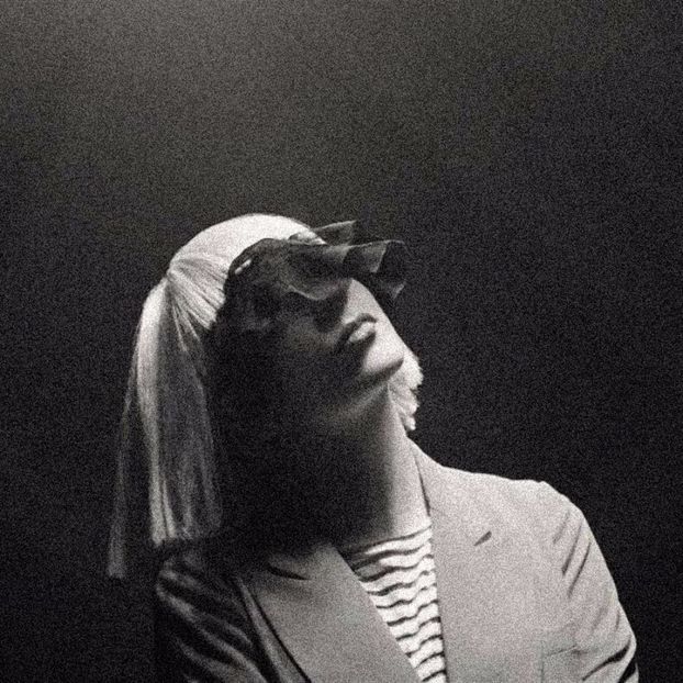 o iubesc pe Sia și tot ce ține de ea. stilul, vestimentația și în special - none of this feels real