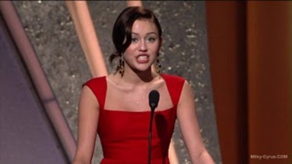 miley-cyrus_COM-academyawards-2008feb24_caps0139