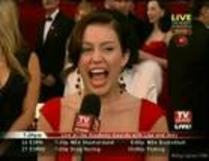 miley-cyrus_COM-academyawards-2008feb24_redcarpet-inter-tvguide0069