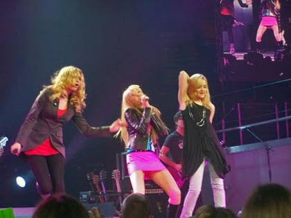 miley-cyrus_com-bestofbothworldstour-2008jan15-0017alyandaj