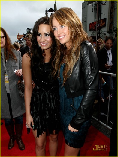 miley-cyrus-hm-premiere-01 - Hannah and Miley