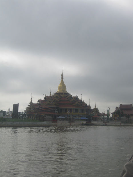 Lacul Inle. Pagoda Phaung Dau Oo - Myanmar