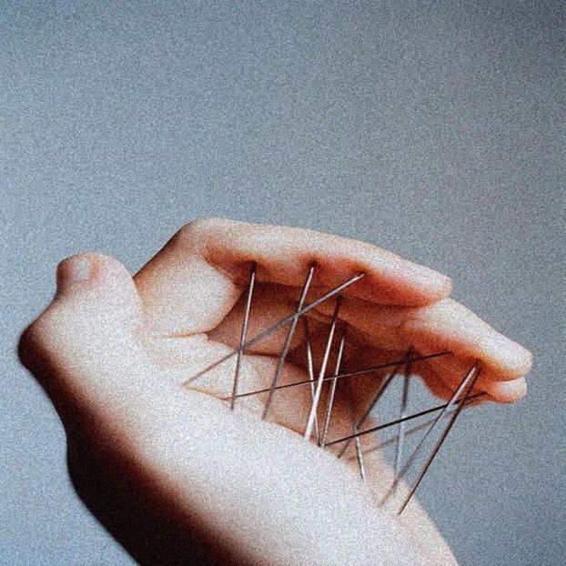 am o fobie gravă la ace. nu suport să le privesc cum intră în piele. mă ia - none of this feels real