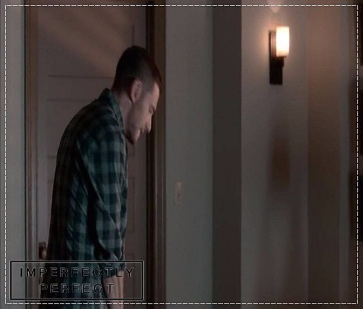 ┇» (stă întins în pat după ce-şi făcuse duş şi i-a telefonul, apoi îi - - epis x 03 - swear this one