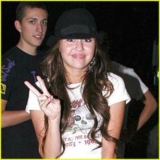 10248859_SYKNVIWJJ - Miley Cyrus PEACE