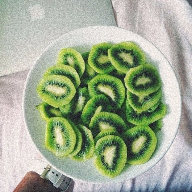 kiwi e cel mai bun fruct și ador să îl mănânc, mai ales în torturi și prăjituri. - none of this feels real