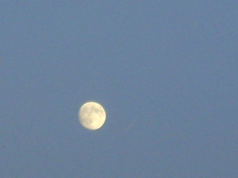 Luna in crestere in Capricorn - Luna - Soarele si norii - 1