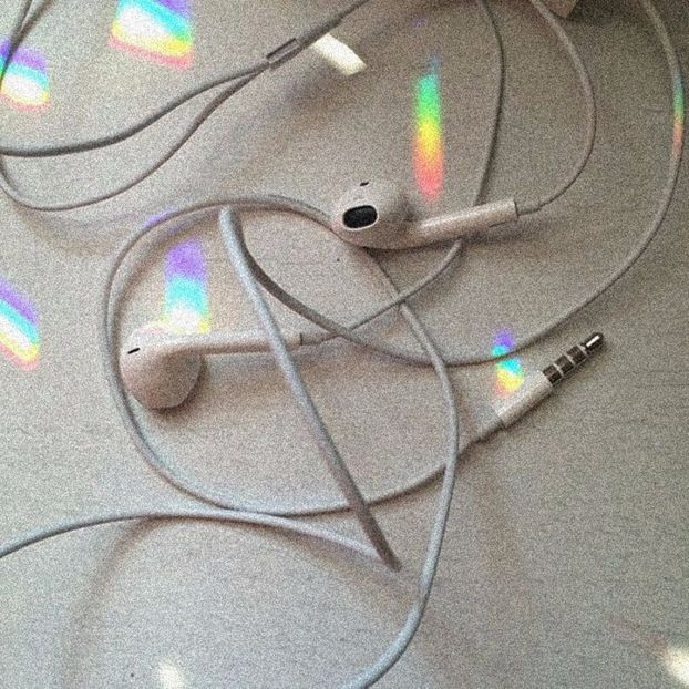 când sunt plictisită (și singură acasă) îmi bag căștile în urechi, dau muzica - none of this feels real