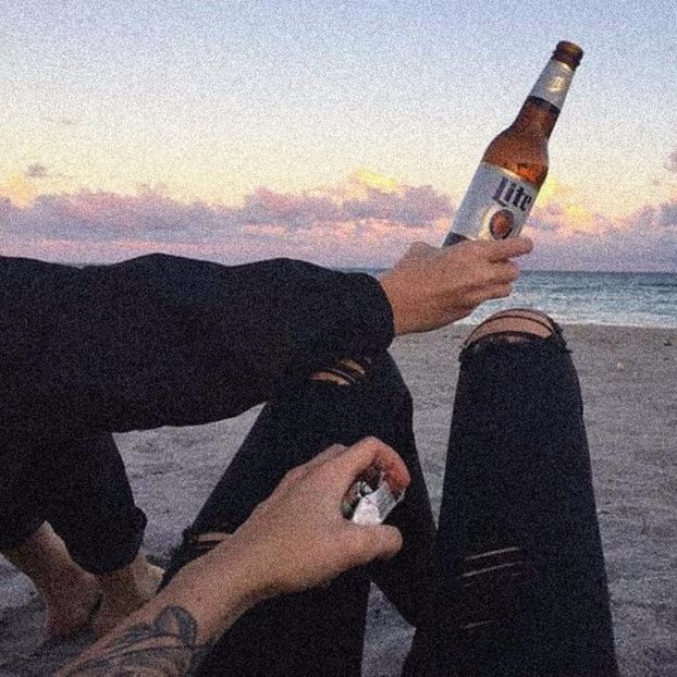 mă simt bine când sunt cu prietenii mei în diminețile pline de mahmureală și - none of this feels real