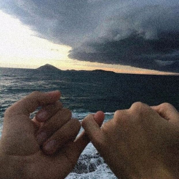 scopul meu în viața asta este să fug undeva departe alături de cea mai dragă - none of this feels real