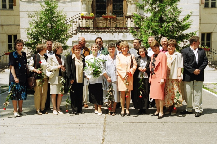 in fata liceului -nr 2 - 9-colegii de liceu iskola talalkozo