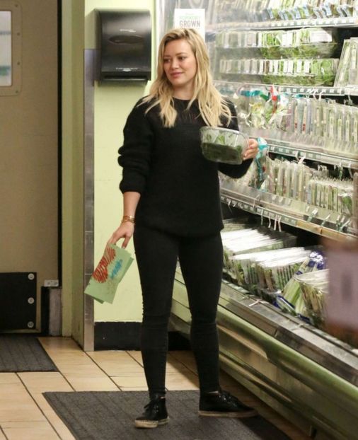 Hilary-Duff--Grocery-Shopping-in-LA--33-662x813 - hilary duff