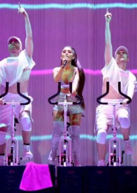Ariana-Grande--Dangerous-Woman-Tour-2017--09-300x420 - Ariana Grande
