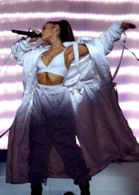 Ariana-Grande--Dangerous-Woman-Tour-2017--63-300x420 - Ariana Grande