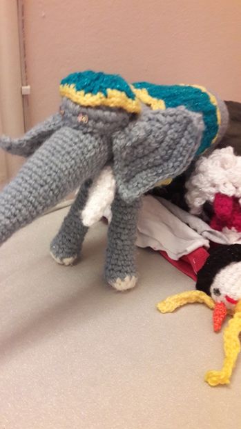  - Haine și jucării lucrate manual