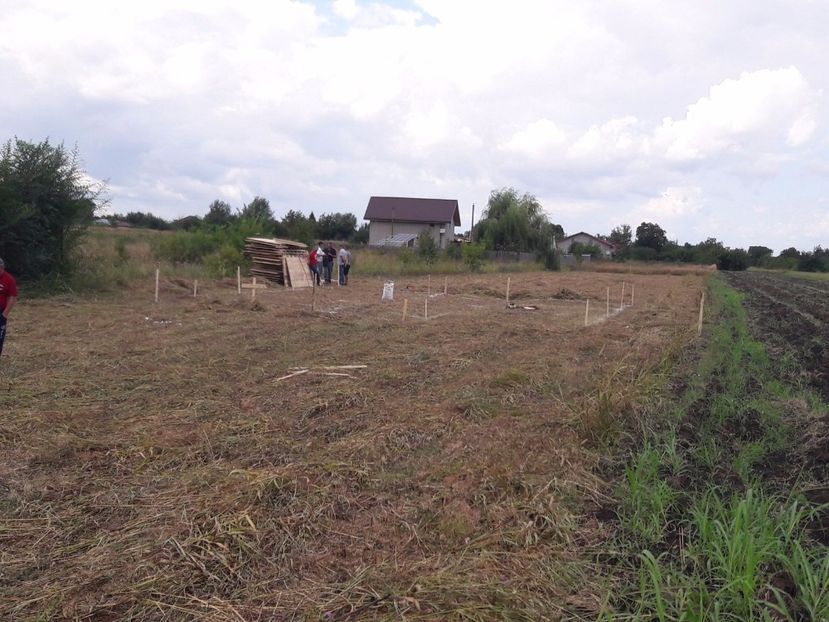 Trasarea terenului pentru a sapa fundatia. - Casa