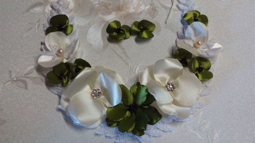  - Coliere cu flori textile