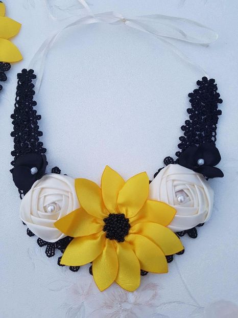 received_1490746407684525 - Coliere cu flori textile