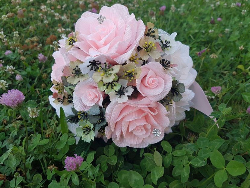 received_1472733282819171 - Flori de hartie