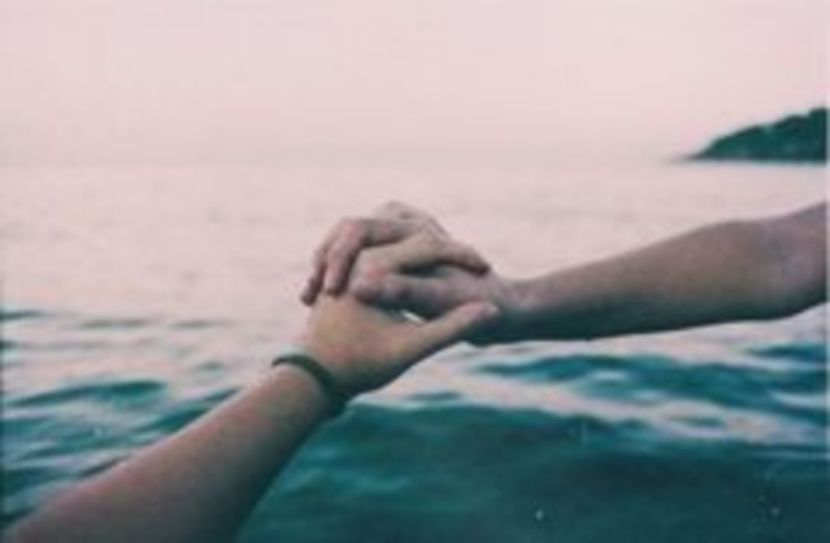 Din greseala ochii lor se intalnesc,iar ea reactionaza ca si cum ar fi vazut o fantoma... - Epi 1-The end of beginning