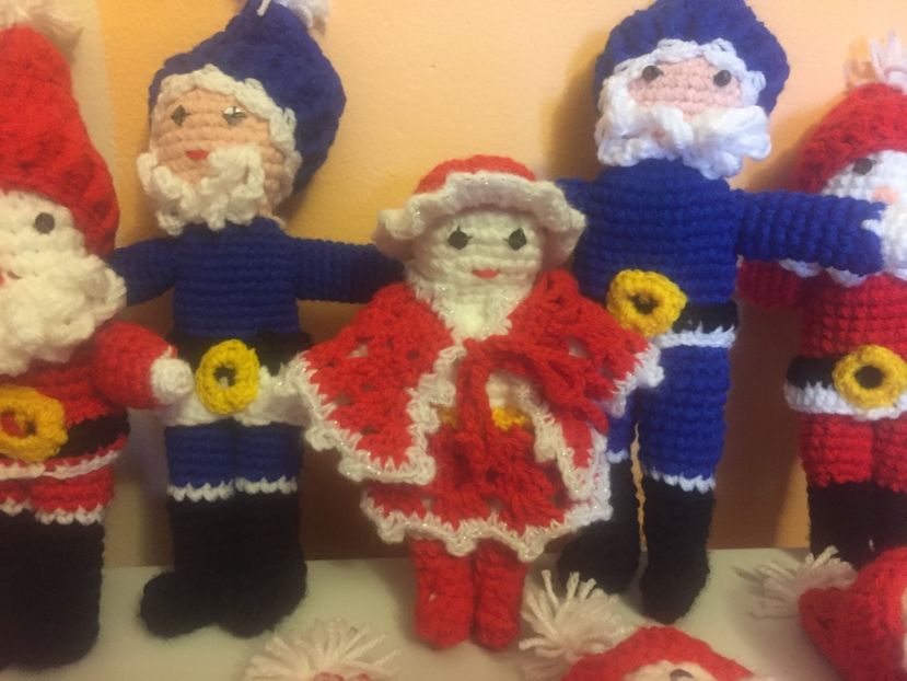  - Haine și jucării lucrate manual