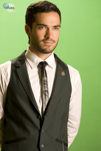 _7-bb69f71c-cf75-102c-b630-0019b9d5c8df - Alfonso Herrera