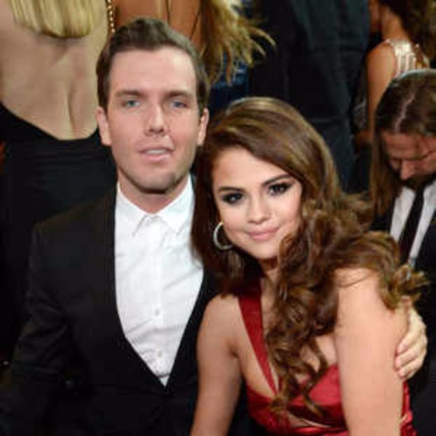 rs_300x300-160215183553-600-selena-gomez-austin-swift-awards-show-21516 - poze care imi vor trebui 06