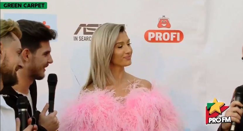 bandicam 2017-10-03 17-20-27-122 - 01 Alina green carpet
