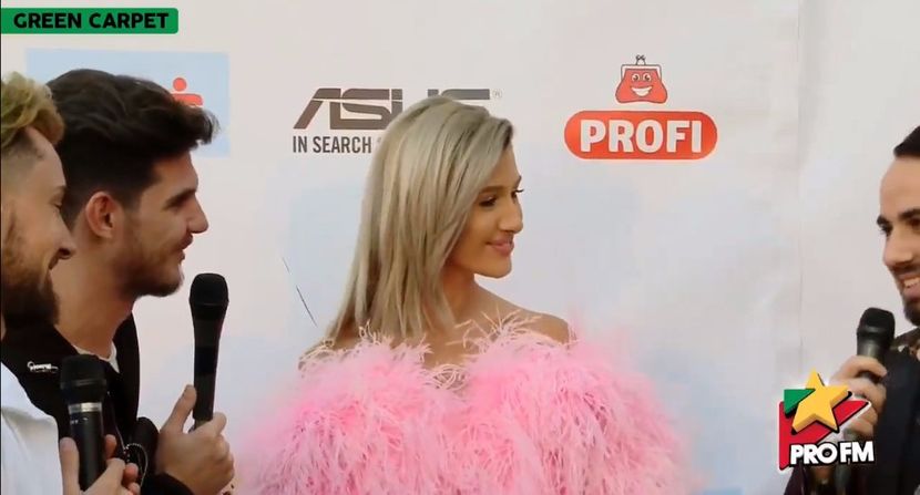 bandicam 2017-10-03 17-20-27-694 - 01 Alina green carpet