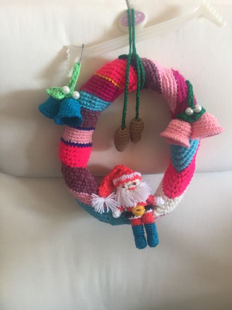  - Haine și jucării lucrate manual