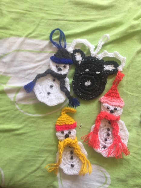  - Haine și jucării lucrate manual