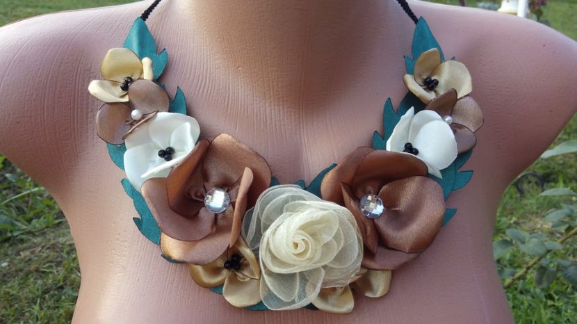  - Coliere cu flori textile