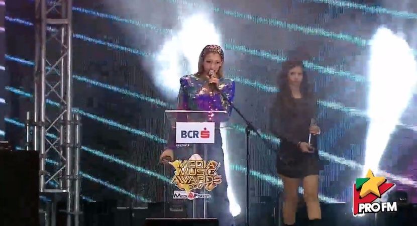 bandicam 2017-10-03 21-54-11-795 - 01 Alina scena concert