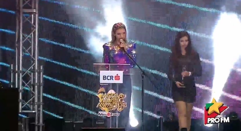 bandicam 2017-10-03 21-54-12-348 - 01 Alina scena concert