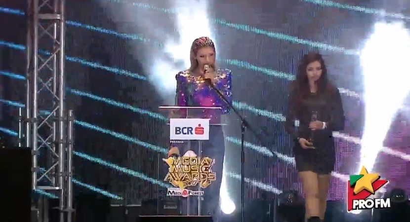 bandicam 2017-10-03 21-54-12-493 - 01 Alina scena concert