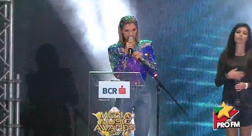 bandicam 2017-10-03 21-54-15-661 - 01 Alina scena concert