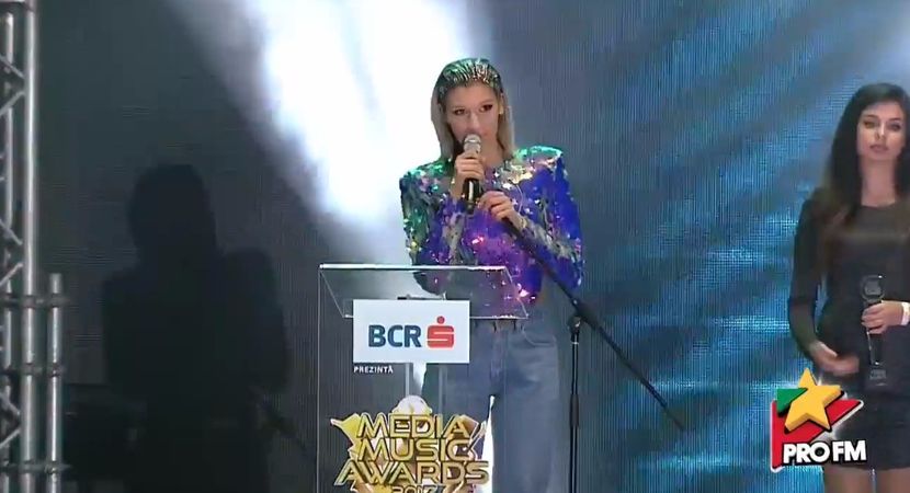 bandicam 2017-10-03 21-54-15-863 - 01 Alina scena concert