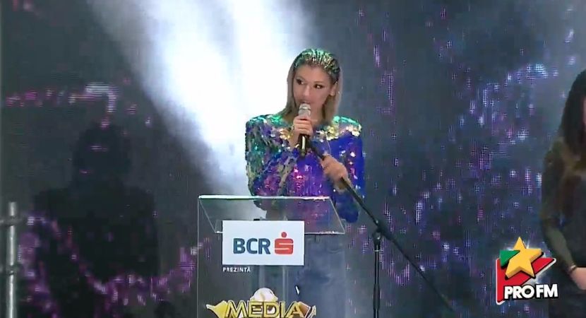 bandicam 2017-10-03 21-54-16-711 - 01 Alina scena concert