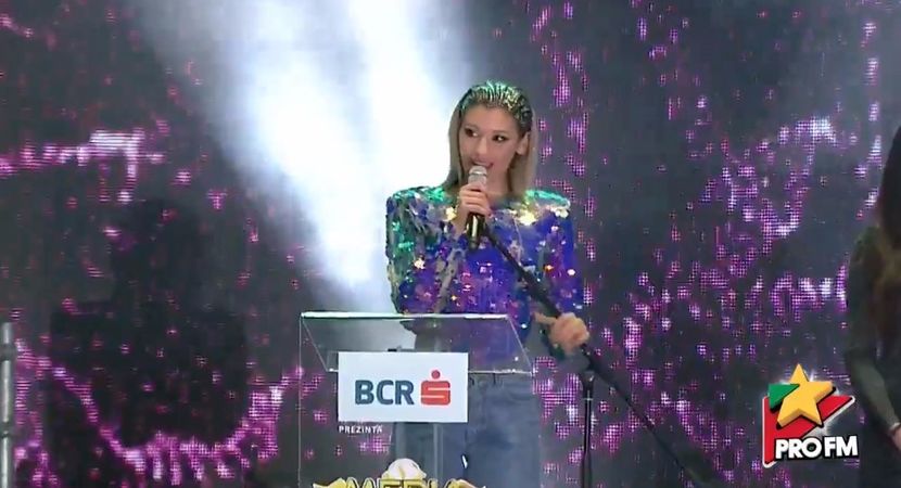 bandicam 2017-10-03 21-54-16-988 - 01 Alina scena concert