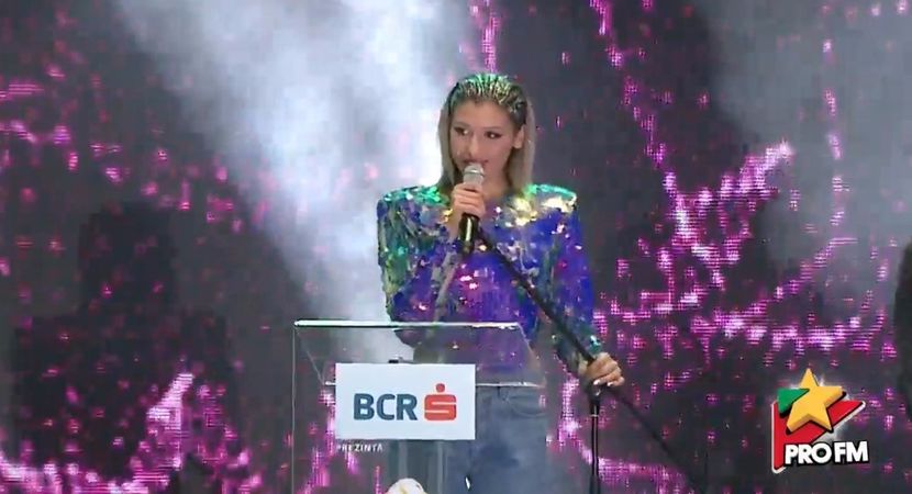 bandicam 2017-10-03 21-54-17-871 - 01 Alina scena concert