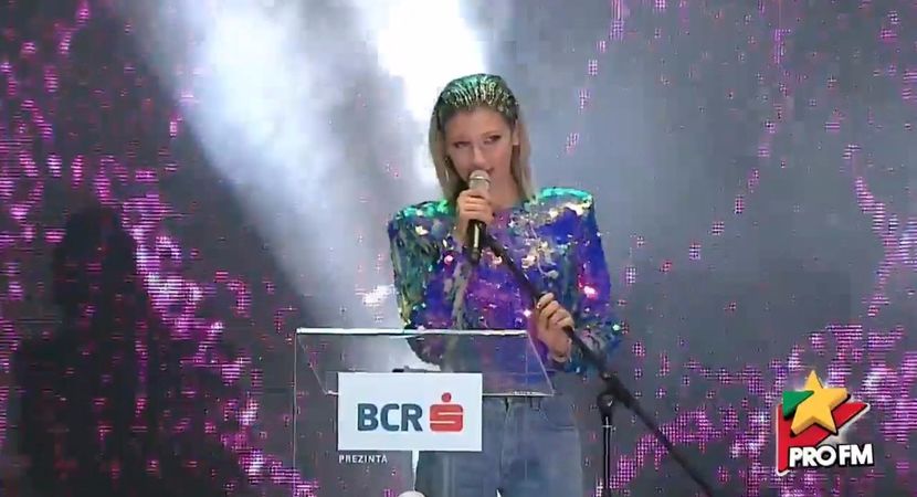 bandicam 2017-10-03 21-54-20-476 - 01 Alina scena concert