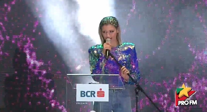 bandicam 2017-10-03 21-54-20-659 - 01 Alina scena concert