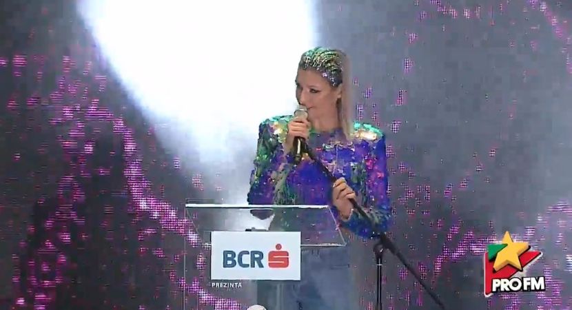 bandicam 2017-10-03 21-54-21-906 - 01 Alina scena concert