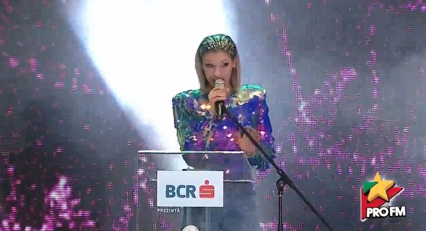 bandicam 2017-10-03 21-54-23-439 - 01 Alina scena concert