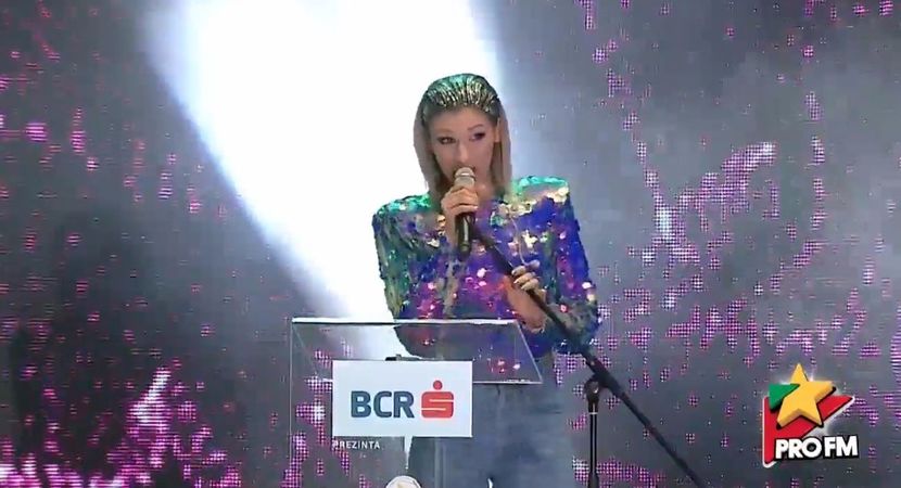 bandicam 2017-10-03 21-54-23-657 - 01 Alina scena concert