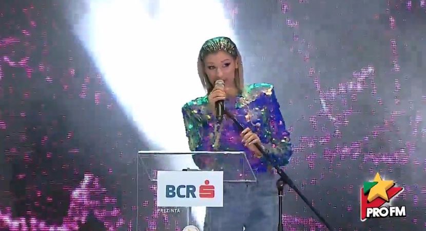 bandicam 2017-10-03 21-54-23-877 - 01 Alina scena concert