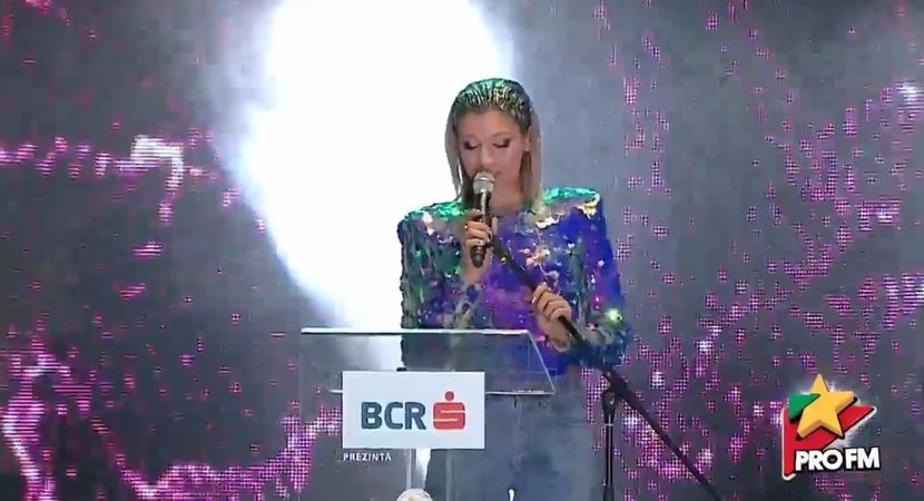 bandicam 2017-10-03 21-54-26-004 - 01 Alina scena concert